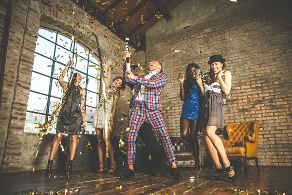 Grupo de amigos celebrando y haciendo fiesta — Foto de Stock