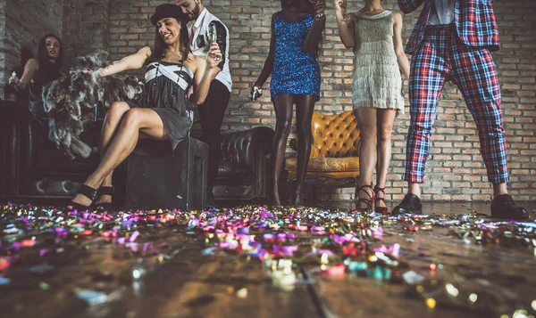 Группа друзей празднует и устраивает вечеринки — стоковое фото