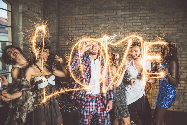 Freundeskreis feiert und macht Party — Stockfoto