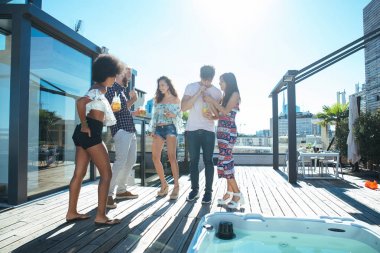 Bir çatıda parti arkadaşları