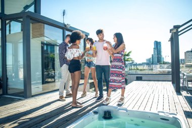 Bir çatıda parti arkadaşları