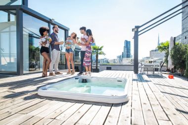 Bir çatıda parti arkadaşları