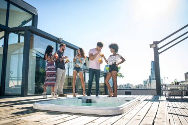 Bir çatıda parti arkadaşları