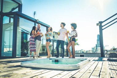 Bir çatıda parti arkadaşları