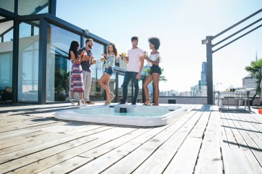 Bir çatıda parti arkadaşları