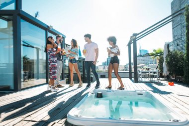 Bir çatıda parti arkadaşları