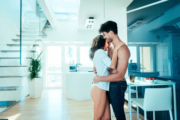 Aantal liefhebbers in een penthouse — Stockfoto