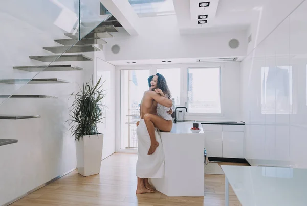 Couple d'amoureux dans un penthouse — Photo
