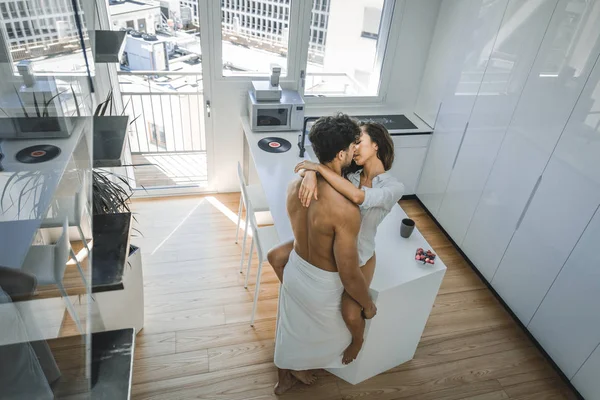 Couple d'amoureux dans un penthouse — Photo