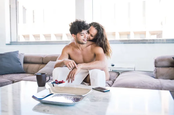 Casal de amantes em uma cobertura — Fotografia de Stock