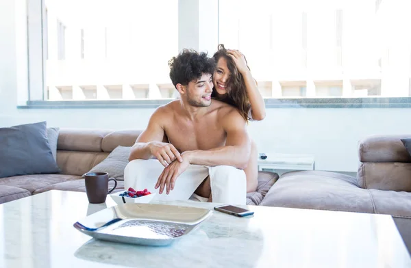 Cuplu de iubiți într-un penthouse — Fotografie, imagine de stoc