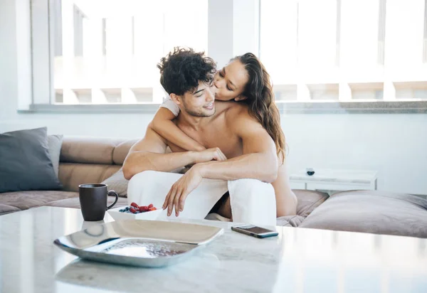 Casal de amantes em uma cobertura — Fotografia de Stock