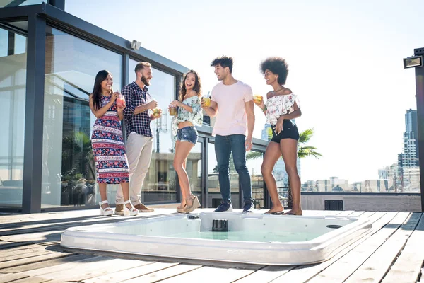 Bir çatıda parti arkadaşları