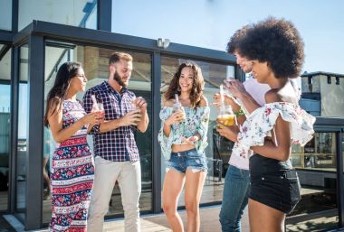 Bir çatıda parti arkadaşları