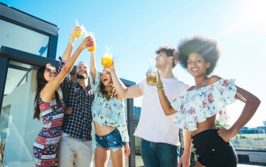 Bir çatıda parti arkadaşları