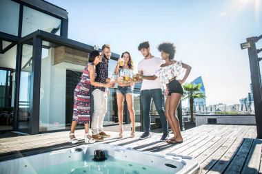 Bir çatıda parti arkadaşları