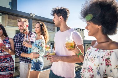 Bir çatıda parti arkadaşları