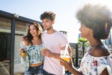 Bir çatıda parti arkadaşları