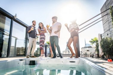 Bir çatıda parti arkadaşları