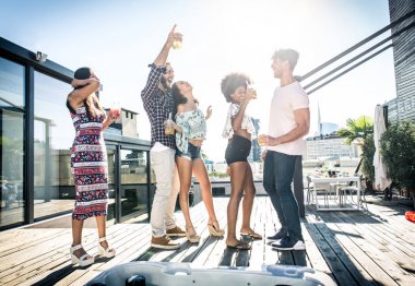 Bir çatıda parti arkadaşları