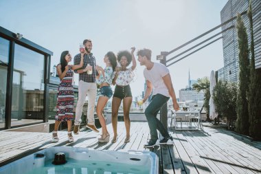 Bir çatıda parti arkadaşları