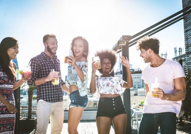 Bir çatıda parti arkadaşları