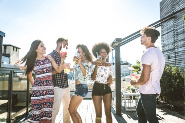 Bir çatıda parti arkadaşları