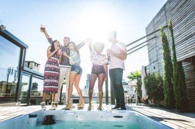 Bir çatıda parti arkadaşları