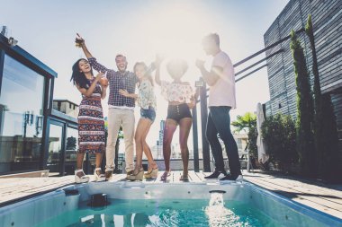 Bir çatıda parti arkadaşları