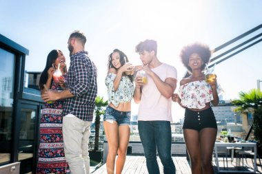 Bir çatıda parti arkadaşları