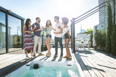 Bir çatıda parti arkadaşları