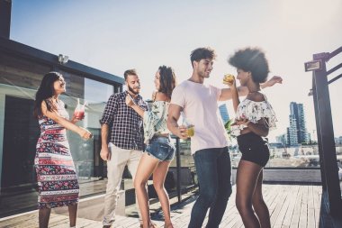 Bir çatıda parti arkadaşları