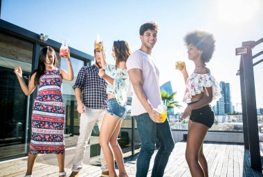 Bir çatıda parti arkadaşları