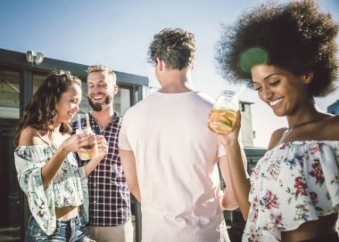 Bir çatıda parti arkadaşları