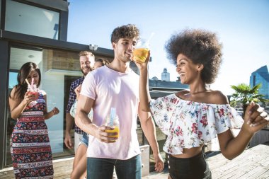 Bir çatıda parti arkadaşları