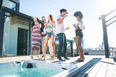 Bir çatıda parti arkadaşları