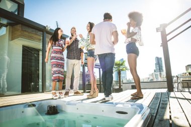 Bir çatıda parti arkadaşları