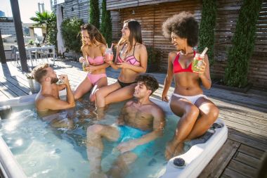 Bir çatıda parti arkadaşları