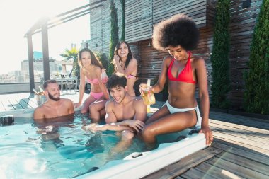 Bir çatıda parti arkadaşları