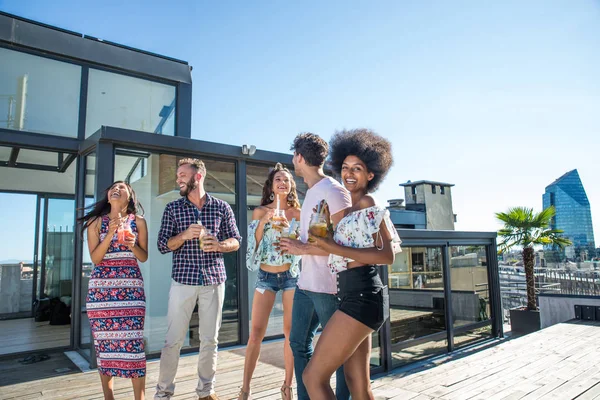 Amici che festeggiano su un tetto — Foto Stock