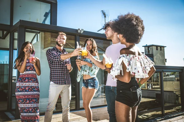 Vrienden feesten op een dak — Stockfoto