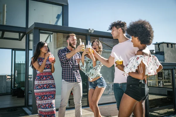 Amigos festejando em um telhado — Fotografia de Stock