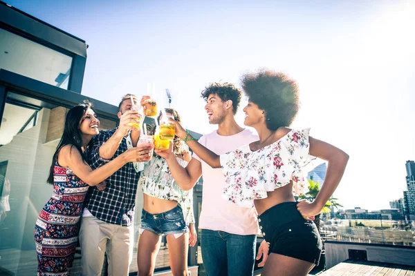 Amigos festejando em um telhado — Fotografia de Stock