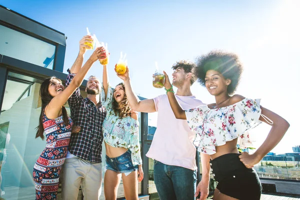 Amigos de fiesta en una azotea —  Fotos de Stock