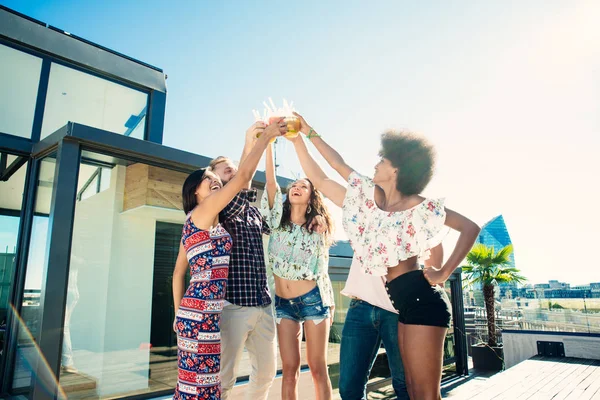 Amici che festeggiano su un tetto — Foto Stock