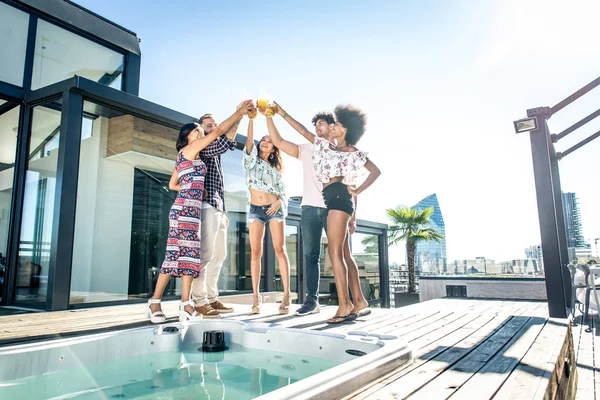 Amigos de fiesta en una azotea — Foto de Stock