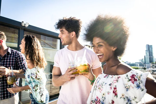 Amigos festejando em um telhado — Fotografia de Stock