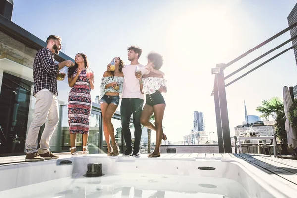 Amigos festejando em um telhado — Fotografia de Stock