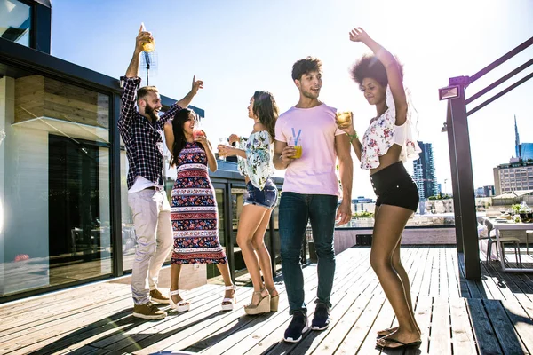 Amigos de fiesta en una azotea — Foto de Stock