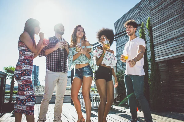 Amici che festeggiano su un tetto — Foto Stock